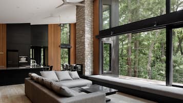 Televisión de pantalla plana y piso con calefacción