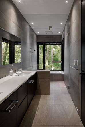 Villa | Bathroom | Combined shower/tub, rainfall showerhead, free toiletries, hair dryer - Villa El Cielo Hakuba (Hakuba)