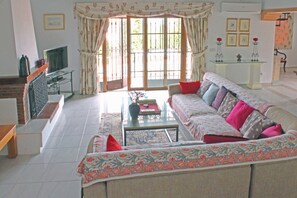 Téléviseur connecté, jeux vidéo, table de ping-pong, livres