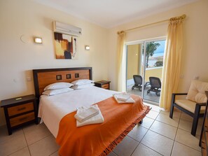 3 habitaciones, tabla de planchar con plancha, internet y ropa de cama 