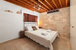 3 chambres, coffres-forts dans les chambres, fer et planche à repasser