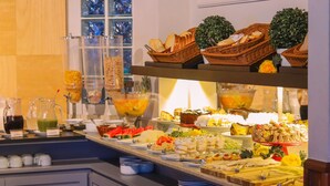A buffet with various food items and beverages. - Flame Boutique Hotel by Unna (Canela)
