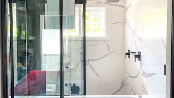 Suite Premium | Bathroom | Free toiletries, hair dryer, towels