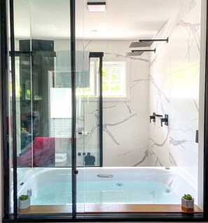 Suite Premium | Kamar mandi | Perlengkapan mandi gratis, pengering rambut,  dan handuk