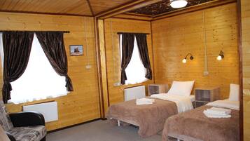 高级双人房或双床房 | 折叠床/加床(额外收费)、免费 WiFi、床单