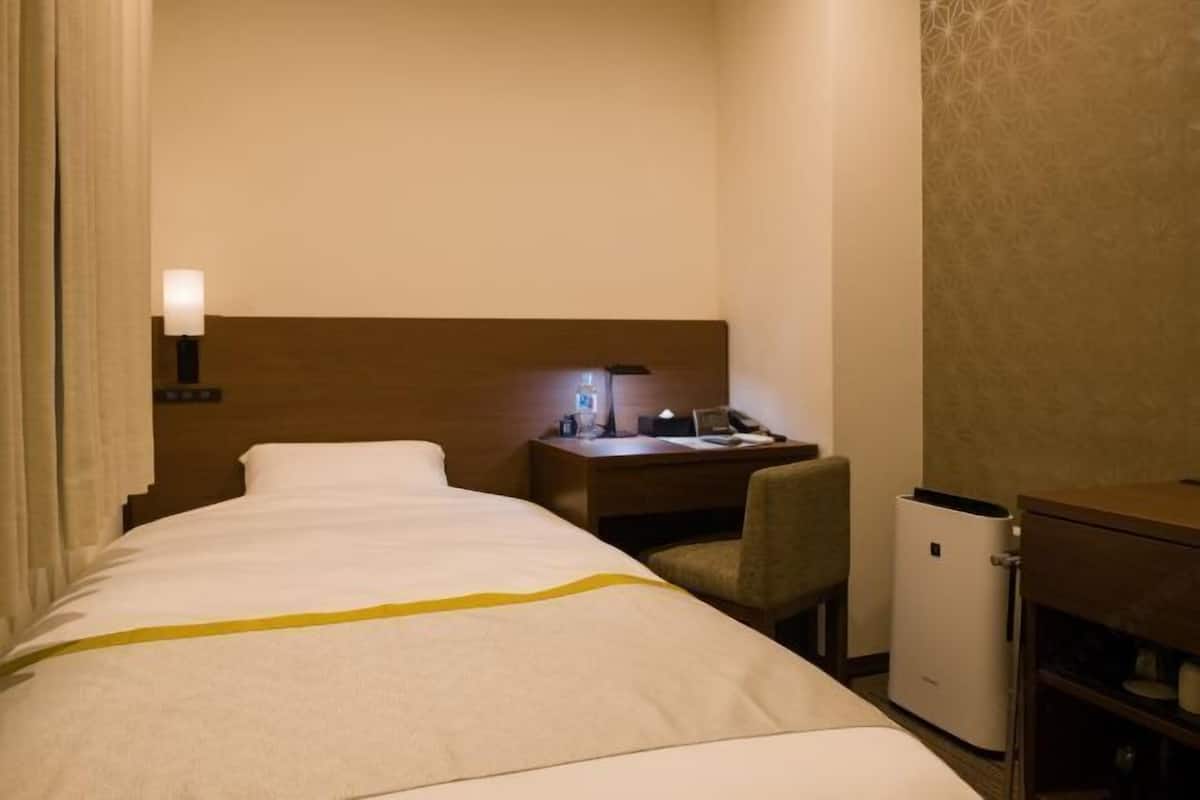 1 bedroom, down duvets, pillow-top beds, desk