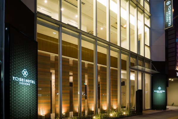 Vista frontal de la propiedad por la tarde o noche