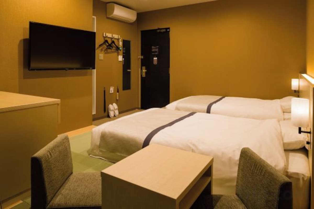 1 bedroom, down duvets, pillow-top beds, desk