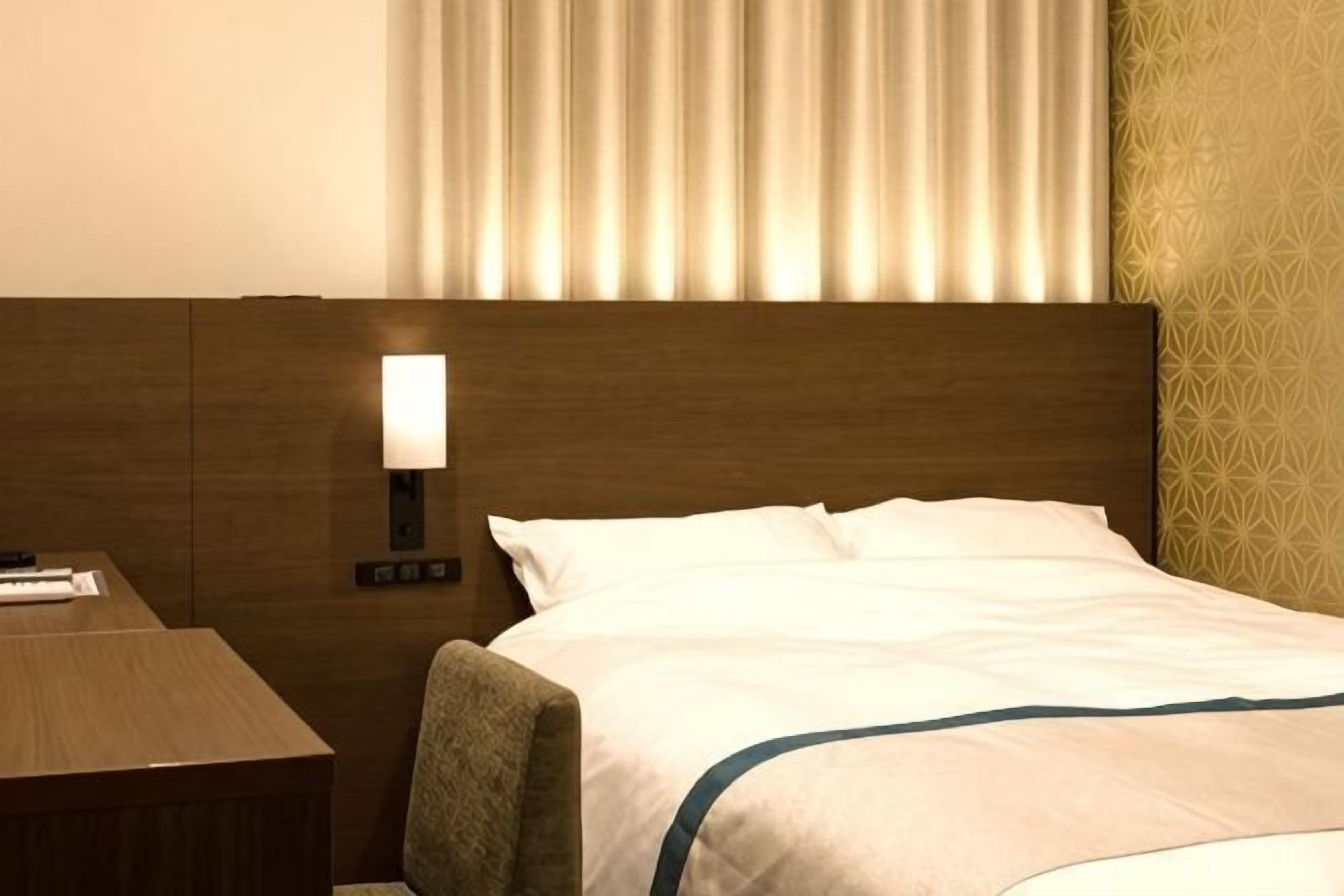 1 bedroom, down duvets, pillow-top beds, desk