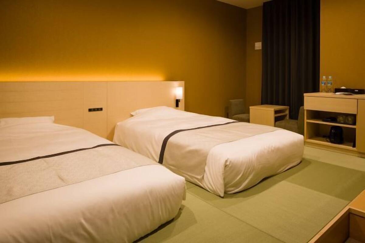 1 bedroom, down duvets, pillow-top beds, desk