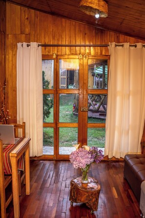 Superior Bungalow, 2 Bedrooms, Kitchen, Garden View | Living area