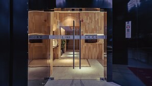 A wooden reception area with a 'WELCOME' sign, a reception desk, and a plant. - Shanghai Annshe Hotel (Shanghai)