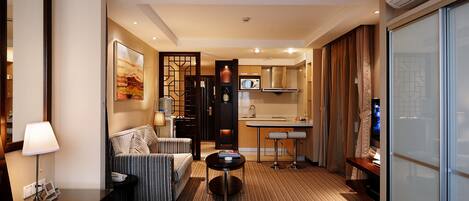 Deluxe Twin kamer | Een kluis op de kamer, een bureau, verduisterende gordijnen