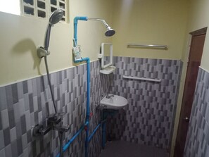 Triple Room | Bathroom | Shower, free toiletries, hair dryer - RoyalLinThar (Ngapali)
