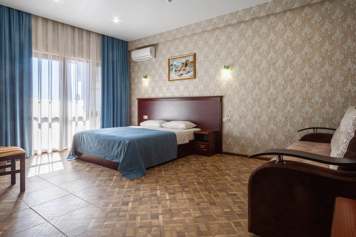 Quarto quádruplo conforto | Escrivaninha, ferros/tábuas de passar roupa, Wi-Fi de cortesia
