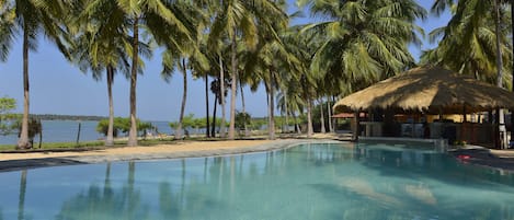 Una piscina al aire libre, tumbonas