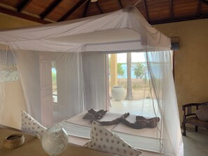 Kahden hengen huone, 1 makuuhuone, näköala laguunille | Tallelokero huoneessa, vuodevaatteet