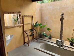 Kostenlose Toilettenartikel, Haartrockner, Handtücher