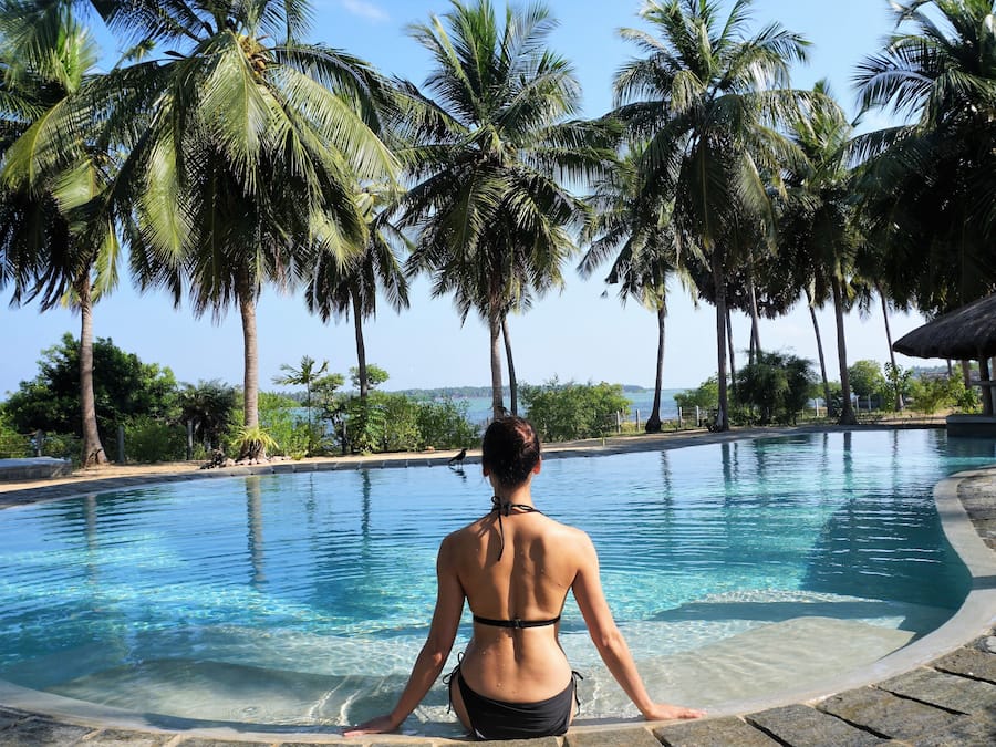 Ulkouima-allas, aurinkotuoleja