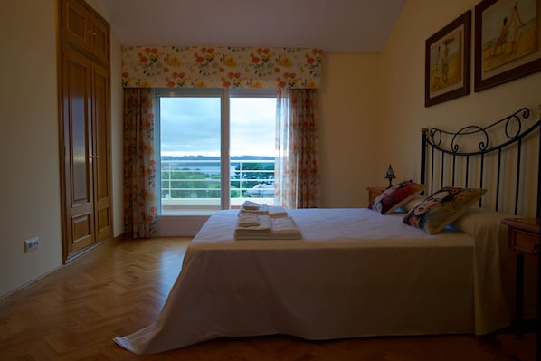 3 camere, una scrivania, ferro/asse da stiro, Wi-Fi gratuito