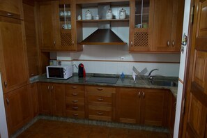 Køleskab, mikrobølgeovn, kogeplade, kaffe-/temaskine