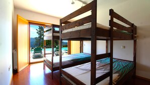 Habitación con literas y vista a una piscina y zona de estar al aire libre.