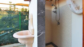 Doccia, asciugacapelli, bidet, asciugamani