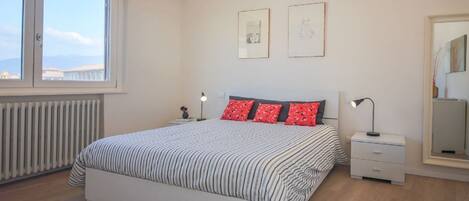 3 chambres, fer et planche à repasser, Wi-Fi, draps fournis