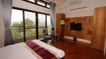 Sängtillbehör av högsta kvalitet, skrivbord och mörkläggningsgardiner