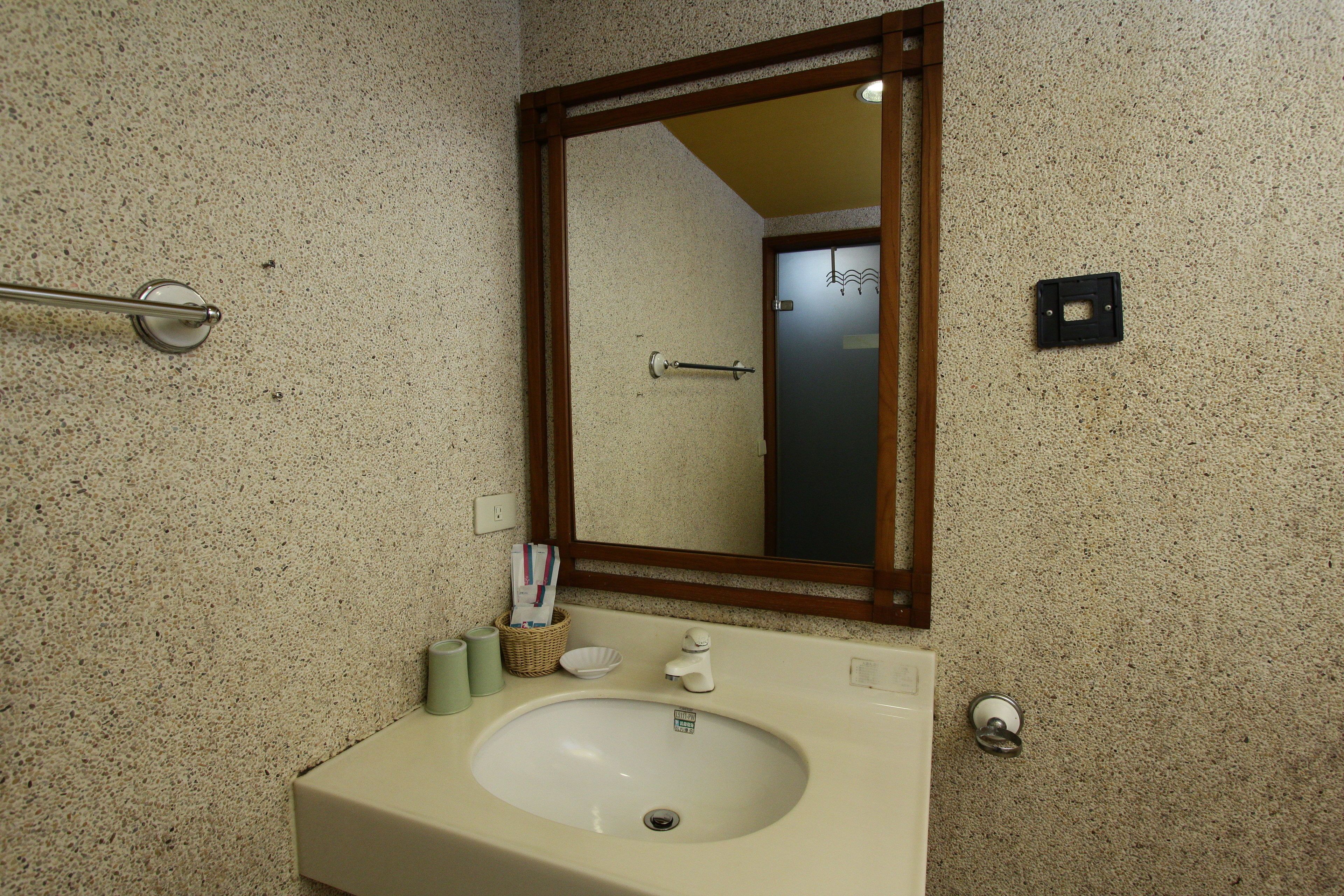 quadruple room, city view | bathroom sink