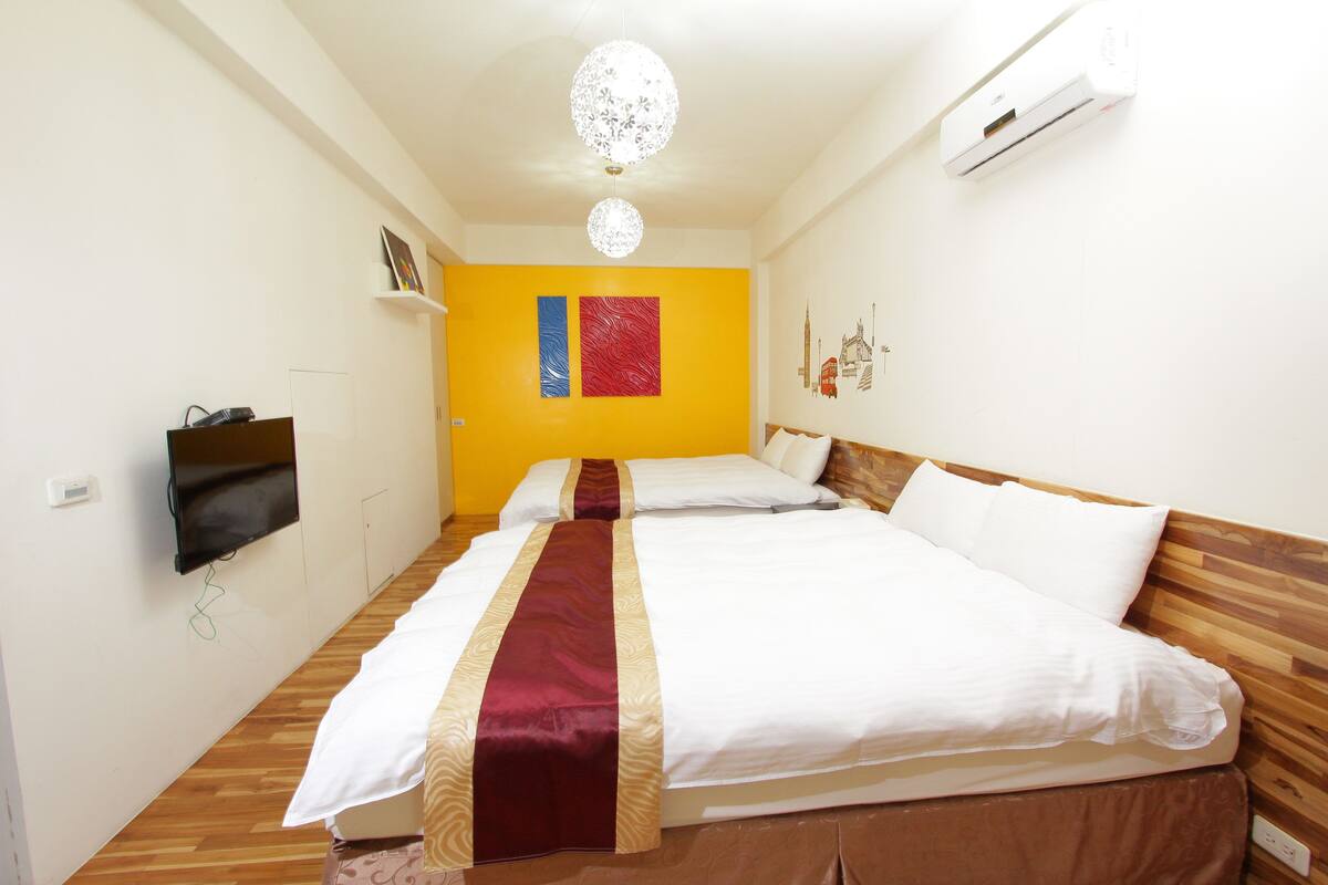 Habitación cuádruple estándar | Ropa de cama de alta calidad, escritorio y cortinas blackout