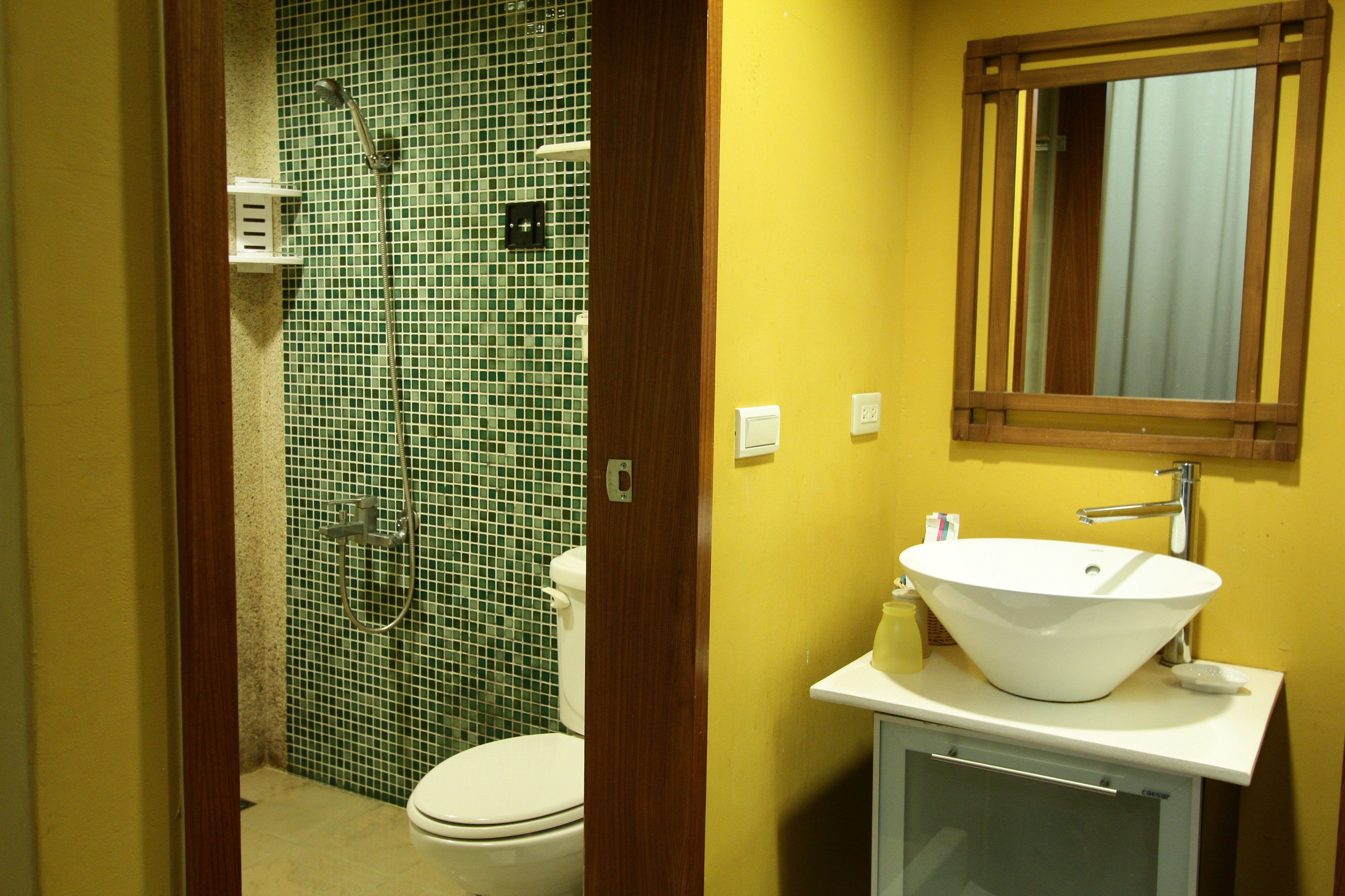 quadruple room, city view | bathroom shower