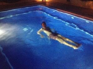 Una piscina al aire libre, una piscina climatizada