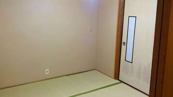 Soundproofing, free WiFi, bed sheets