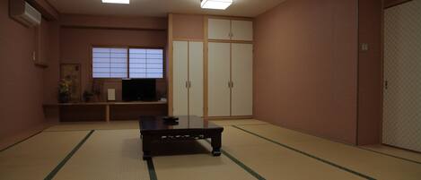 Soundproofing, free WiFi, bed sheets