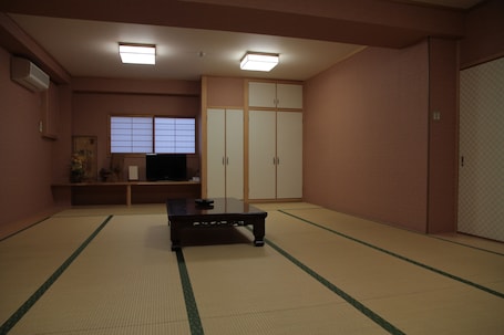 Soundproofing, free WiFi, bed sheets. Imazato Ryokan