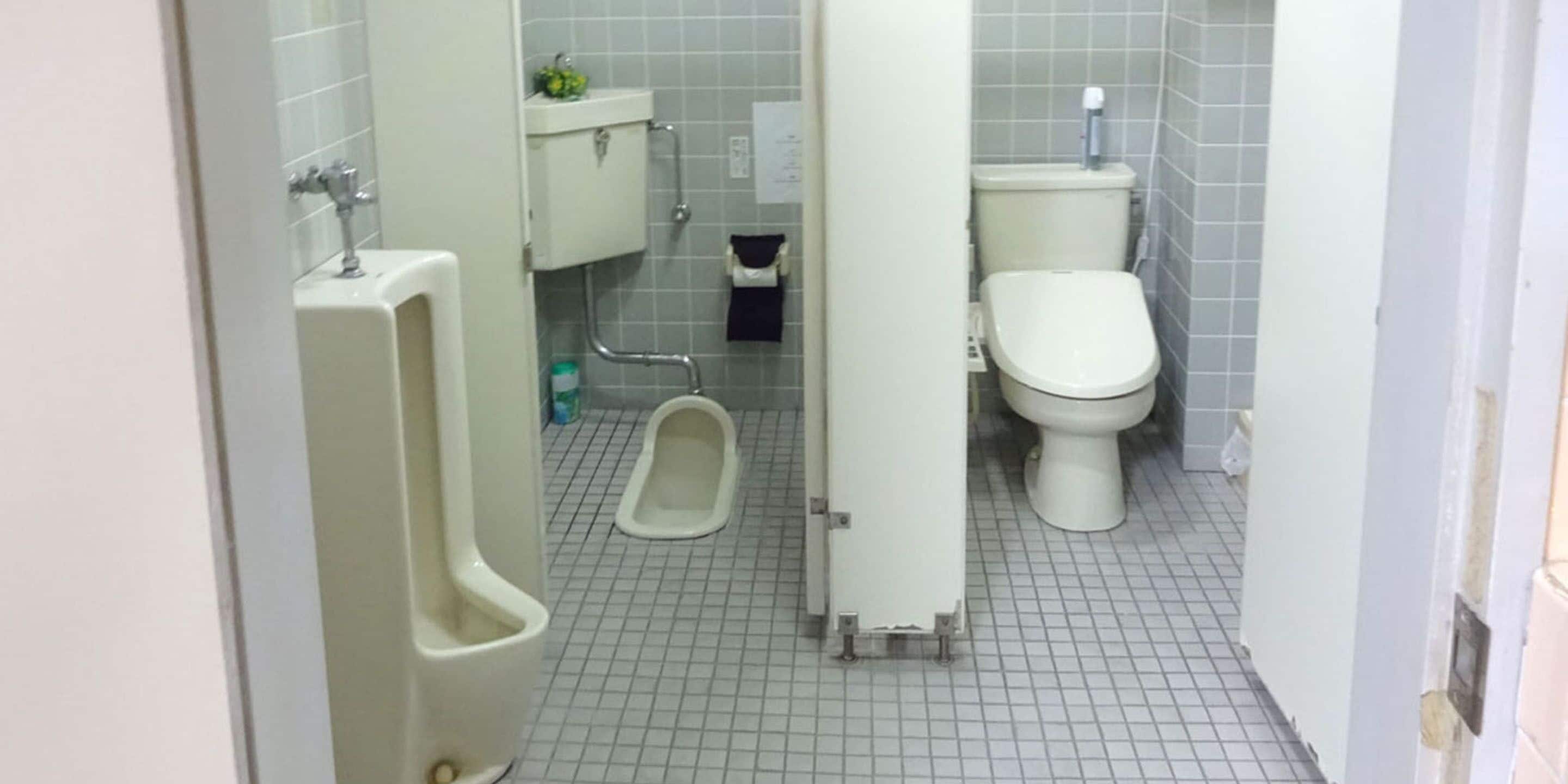 Combined shower/tub, rainfall showerhead, free toiletries, hair dryer