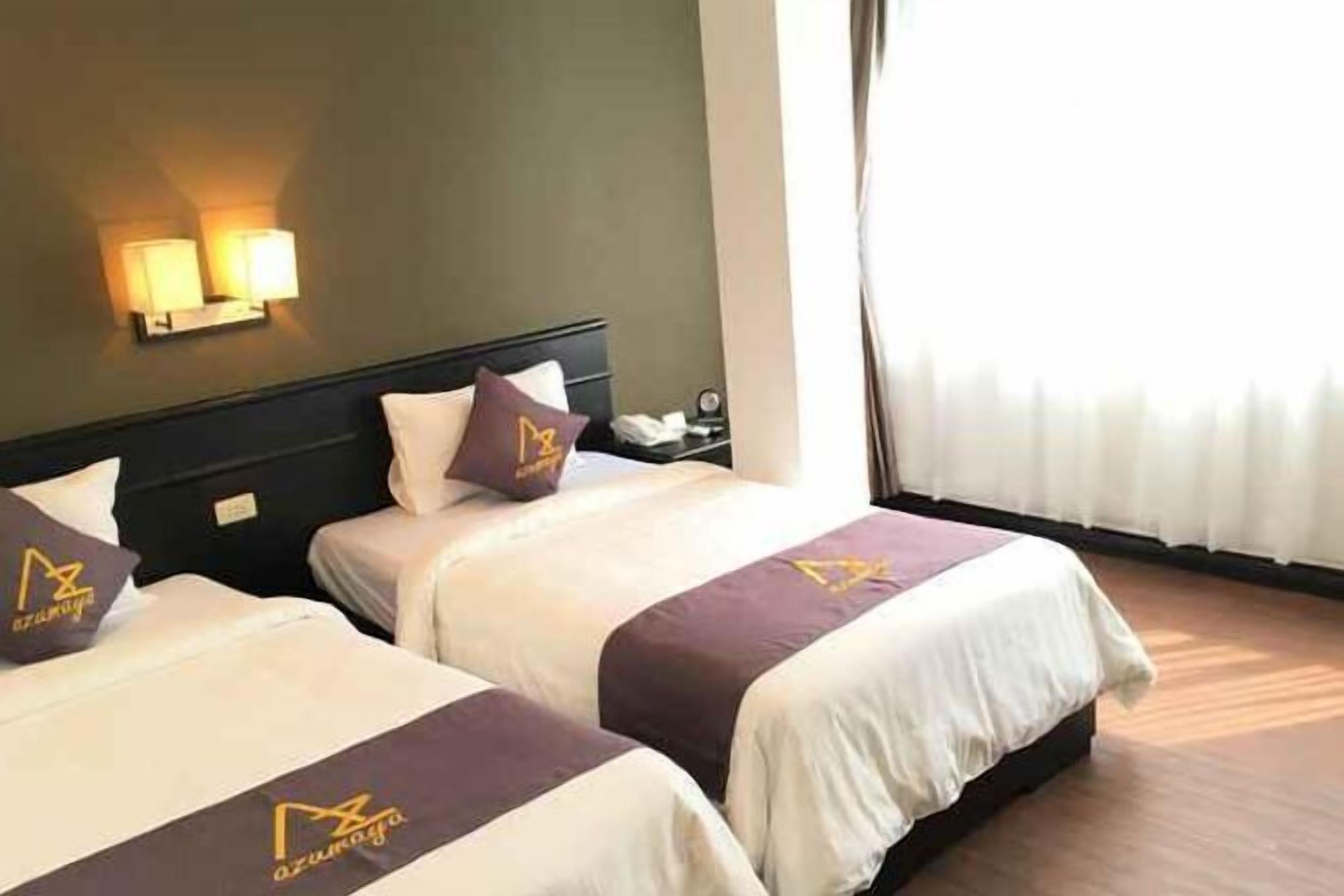 Minibar, desk, laptop workspace, free WiFi