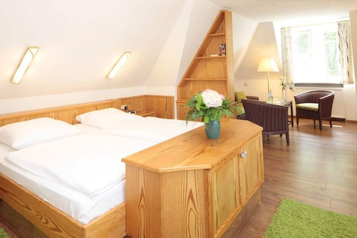 hypo-allergenic bedding, minibar, in-room safe, desk