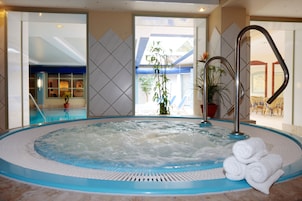 Indoor spa tub