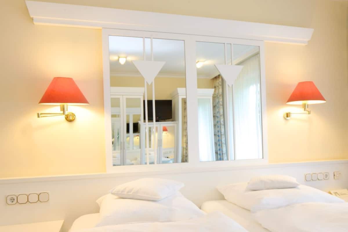 superior suite, 1 queen bed, non smoking, garden view | hypo-allergenic bedding, minibar, in-room safe, desk