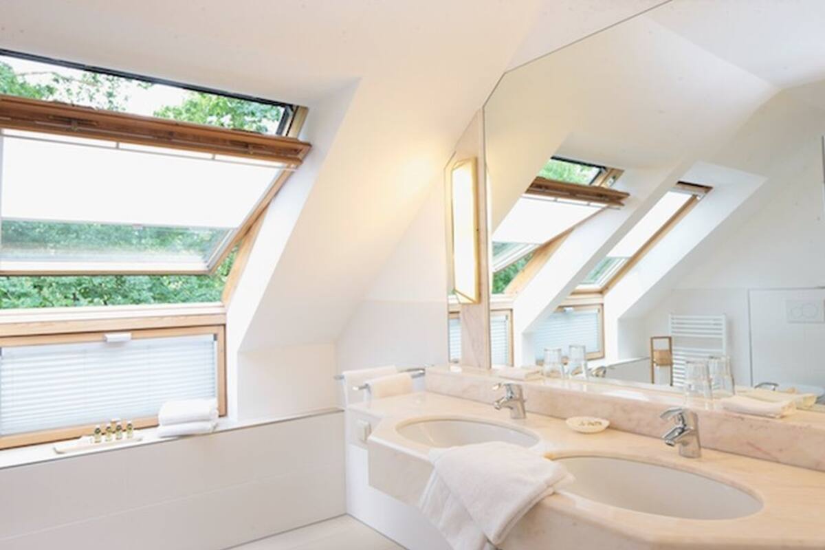 junior suite, 1 queen bed, non smoking, private bathroom | bathroom sink