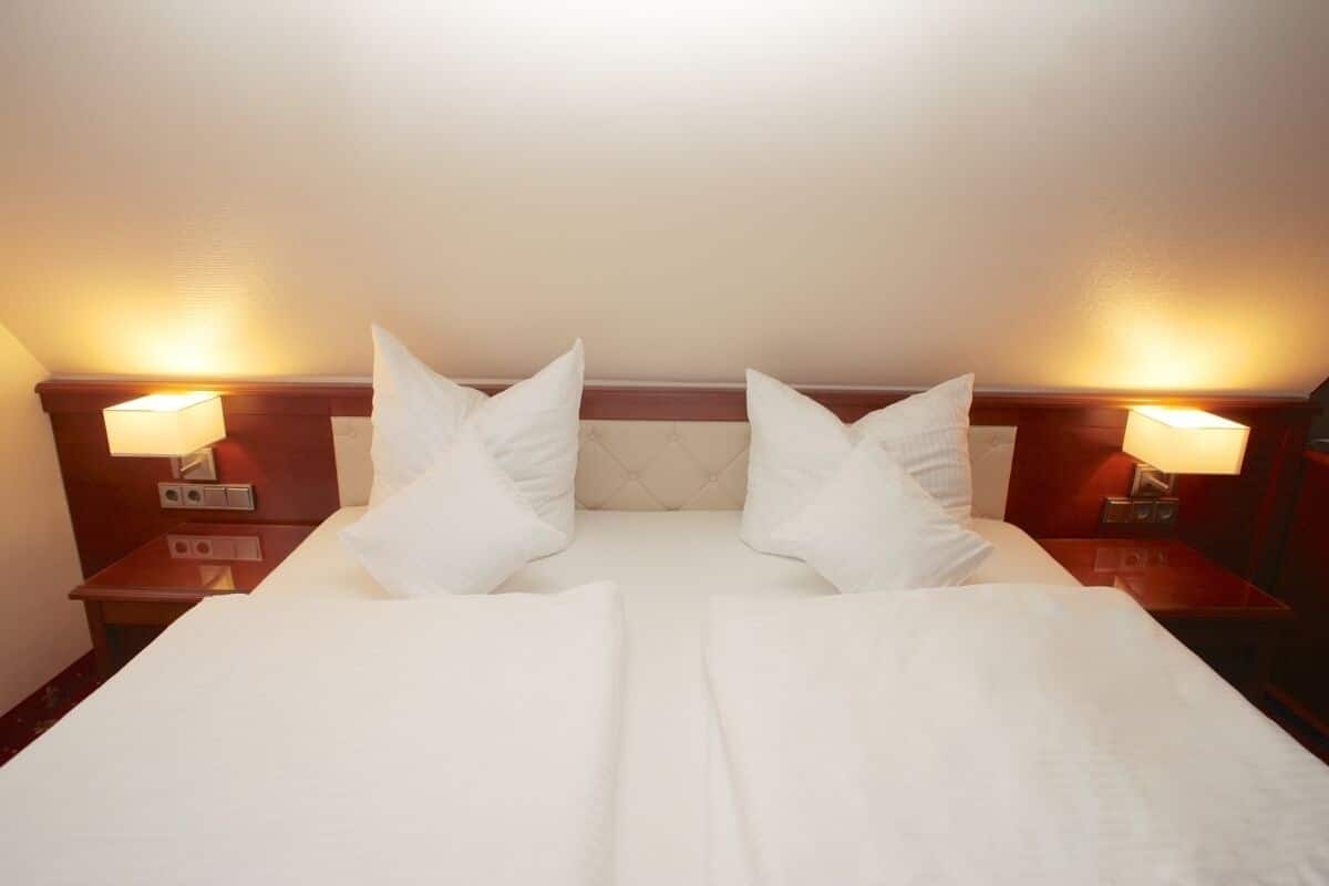 classic double or twin room, non smoking, private bathroom | hypo-allergenic bedding, minibar, in-room safe, desk