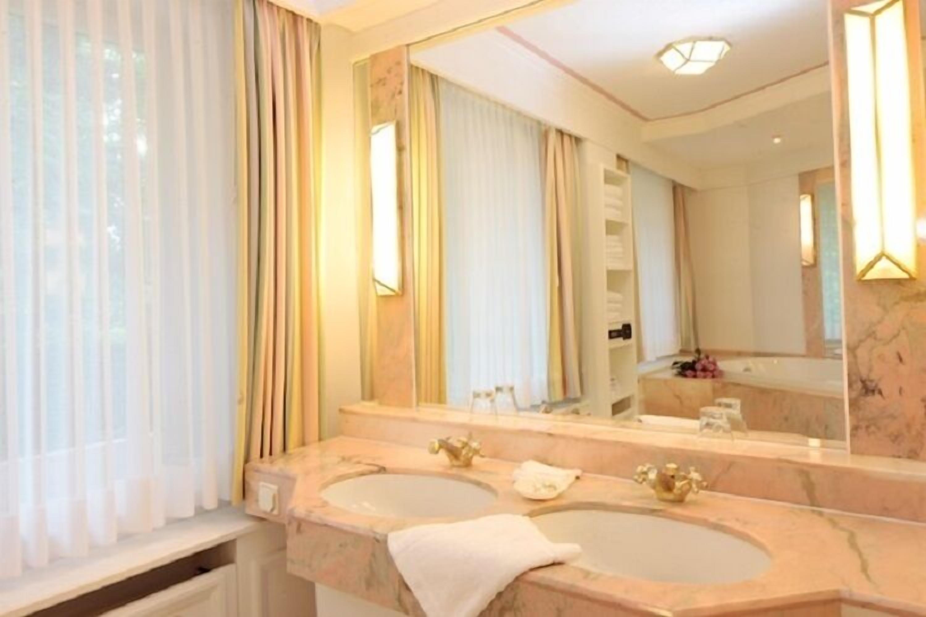 luxury suite, 1 bedroom, non smoking, hot tub | bathroom sink