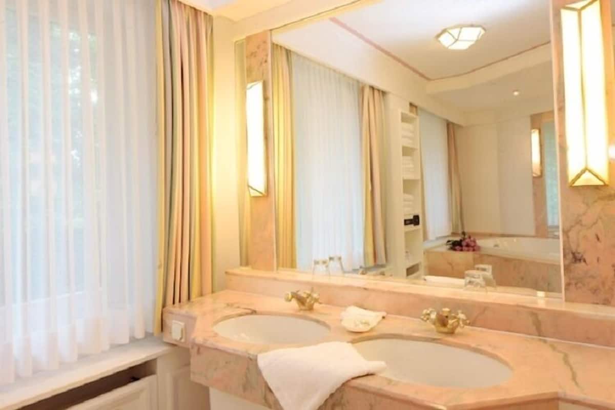 luxury suite, 1 bedroom, non smoking, hot tub | bathroom sink