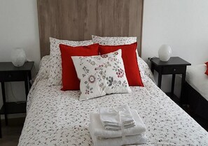 Dreibettzimmer | Individuell dekoriert, individuell eingerichtet, Schreibtisch
