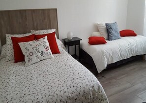 Dreibettzimmer | Individuell dekoriert, individuell eingerichtet, Schreibtisch