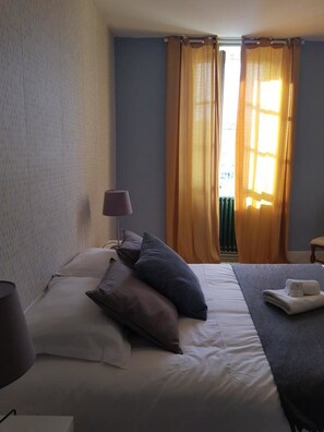 Dreibettzimmer | Individuell dekoriert, individuell eingerichtet, Schreibtisch