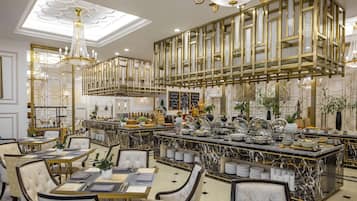 朝食、ランチ、ディナーに営業 (郷土料理と各国料理)