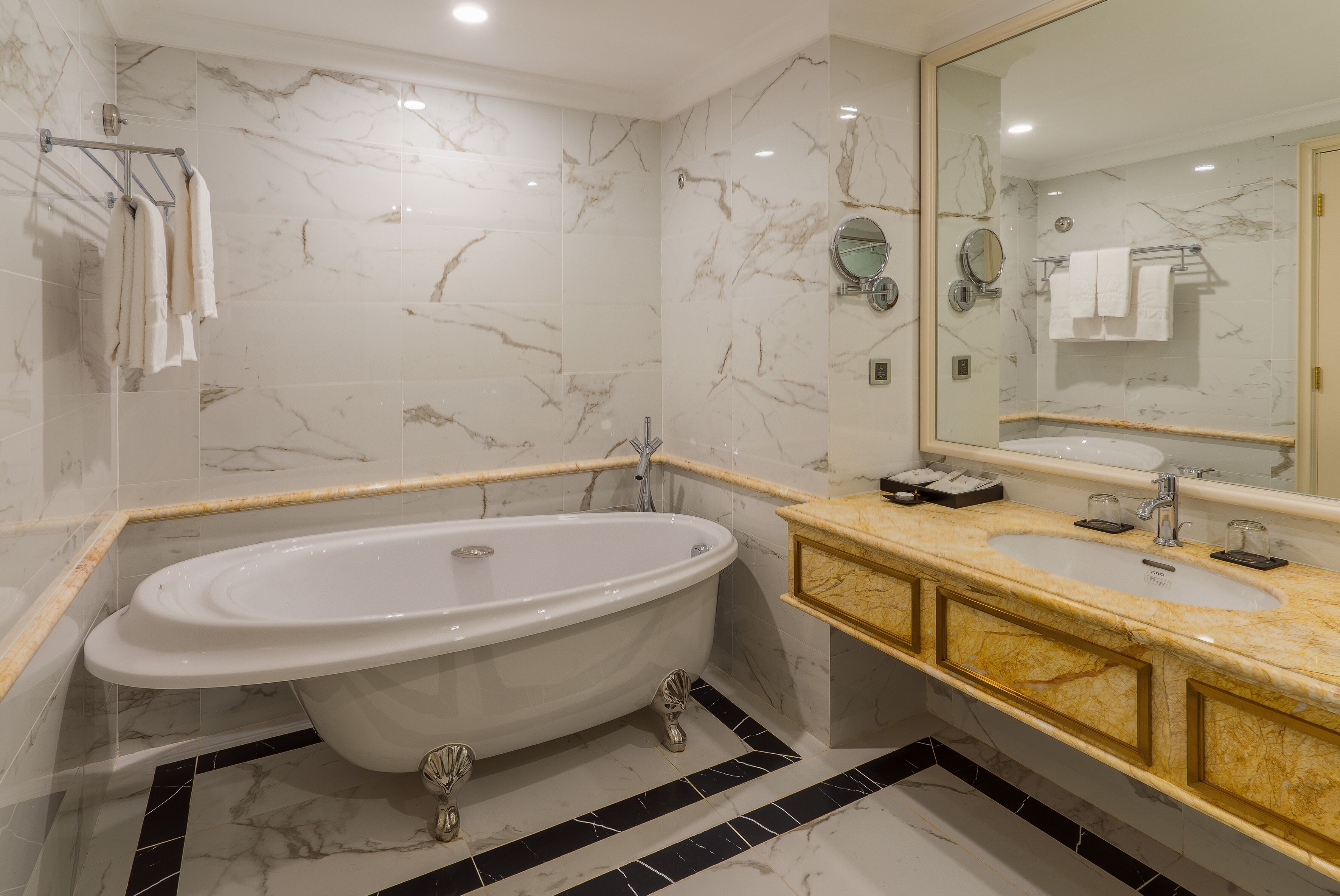 suite | bathroom | separate bathtub and shower, deep-soaking bathtub, free toiletries